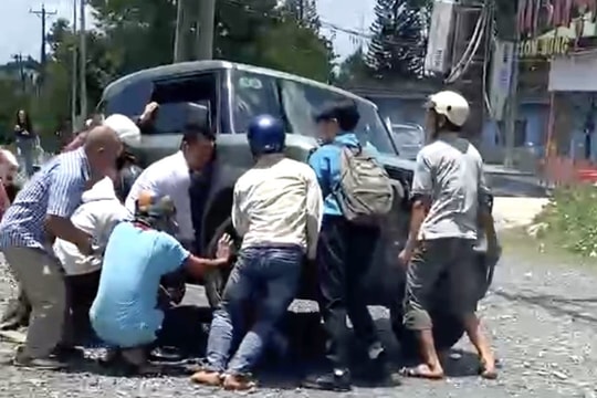 Người dân giải cứu nữ sinh bị mắc kẹt dưới gầm xe