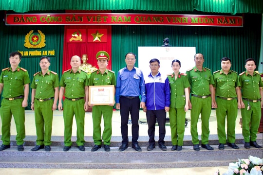 Cán bộ Công an cứu sống 2 bé nhỏ và người dân giúp tìm kiếm hài cốt liệt sĩ được khen tặng