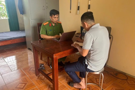 Mời làm việc người đàn ông đi xe máy đầu trần, đội mũ cho chó