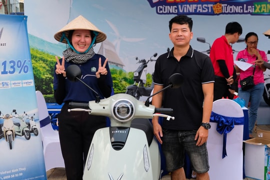 Người dân Cần Thơ hào hứng “đổi xăng lấy điện”, xe đổi pin thành tâm điểm “chốt đơn”