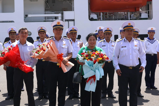 Thăm, tặng quà quân dân đặc khu Trường Sa và nhà giàn DK1