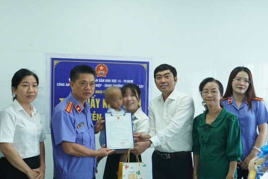 Trao giấy khai sinh cho bé trai 2 tuổi bị bạo hành