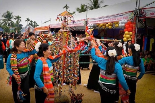 Về Năng Cát nghe khèn, tắm thác, thưởng thức văn hóa Thái