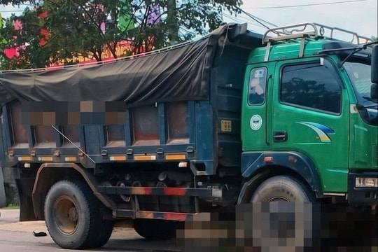 Va chạm với xe tải, hai mẹ con tử vong thương tâm