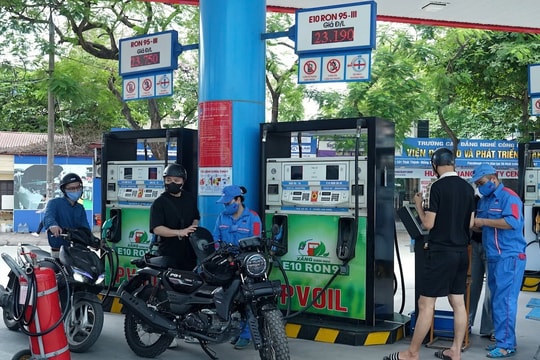 Gần 1.000 cửa hàng PV OIL đổi sang bán xăng E10
