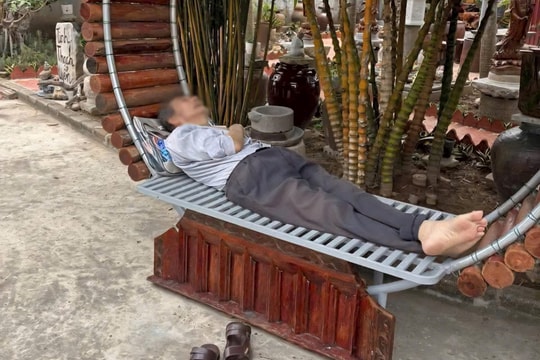 Cụ ông bị bỏ lại ở cổng chùa được gia đình đến đón về