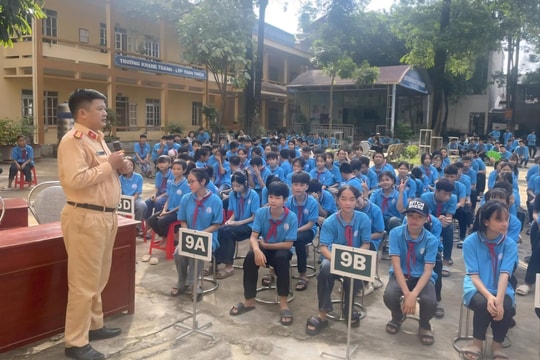 CSGT tỉnh Lạng Sơn trang bị kiến thức cho học sinh khi tham gia giao thông