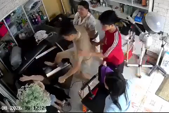 Người phụ nữ bị đánh hội đồng khi đang bế con nhỏ