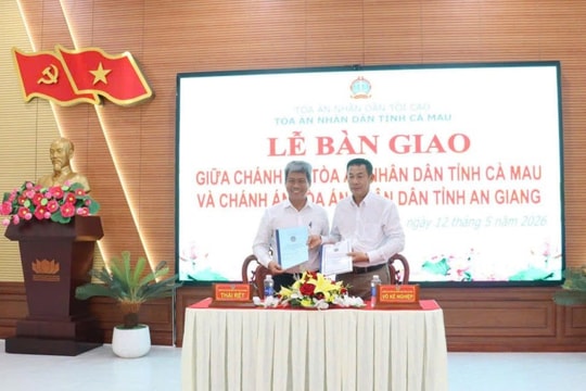 Bàn giao nhiệm vụ giữa Chánh án TAND tỉnh Cà Mau và An Giang