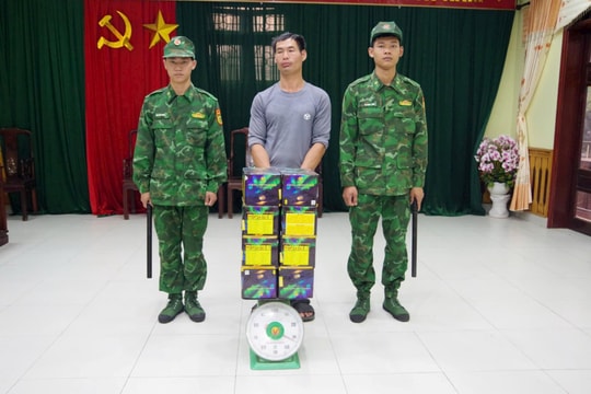 Bắt giữ 2 đối tượng vận chuyển pháo và tàng trữ ma túy