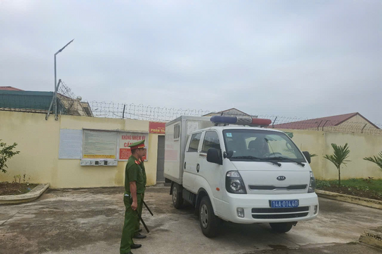 Bên trong những chuyến xe áp giải bị cáo