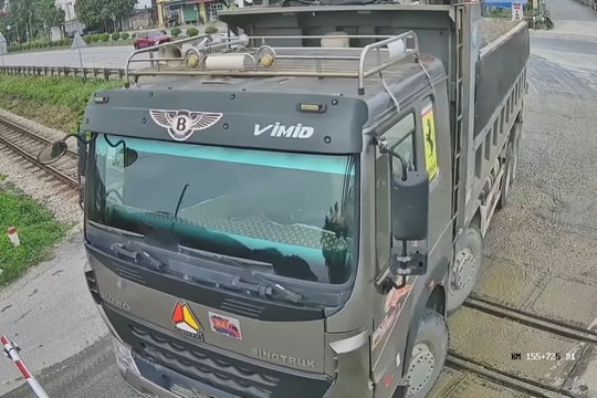 Tài xế xe tải suýt gây hoạ với tàu hỏa vì cố vượt rào chắn
