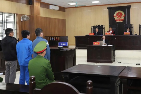 Từ vật dụng nhà bếp đến “vũ khí quân dụng” trước bục khai báo