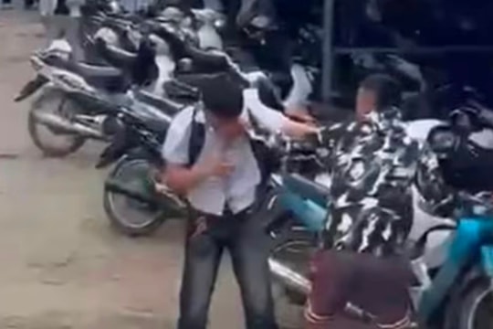 Nam sinh bị hành hung ngay trong trường học