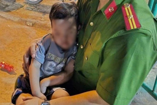 Công an kịp thời hỗ trợ cháu bé 2 tuổi bị lạc về với gia đình