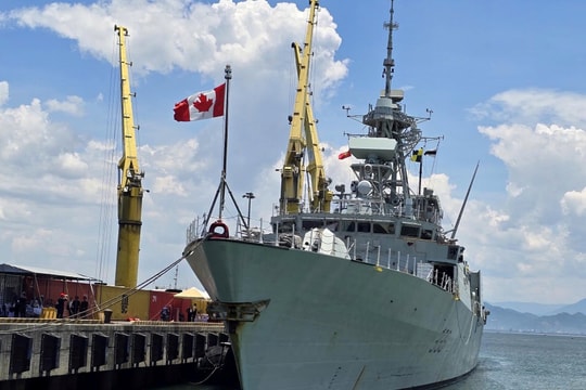 Tàu Hải quân Hoàng gia Canada thăm TP. Đà Nẵng