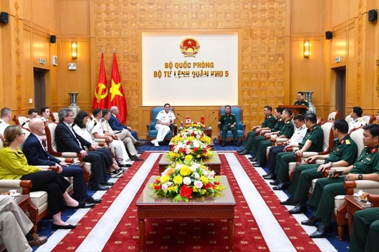 Quân khu 5 tiếp Đoàn Hải quân Hoàng gia Canada thăm, chào xã giao