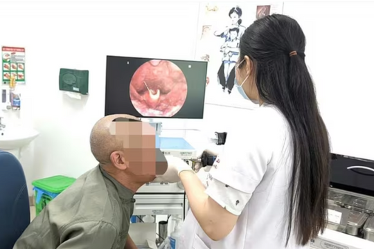 Suýt tắc đường thở vì thói quen nhai đá lạnh