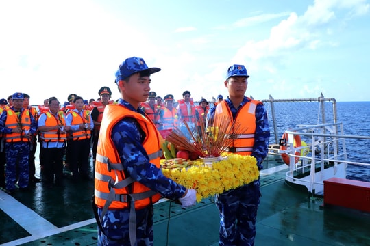 Lễ tưởng niệm linh thiêng giữa vùng biển Tây Nam của Tổ quốc