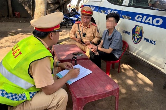 CSGT chặn bắt nghi phạm cướp giật dây chuyền