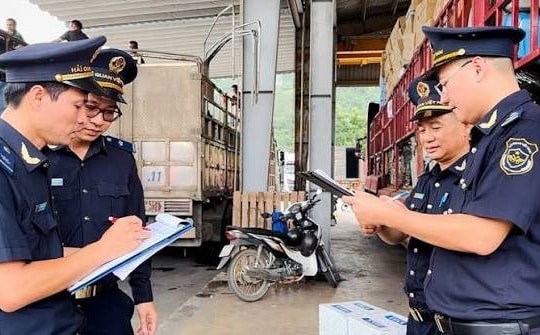 Chặn lượng lớn hàng nghi giả mạo ở biên giới phía Bắc