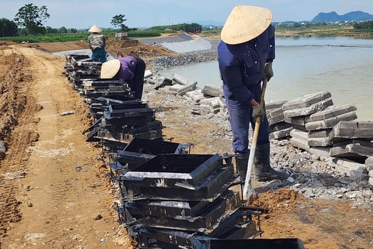 Muôn kiểu thích ứng với nắng nóng khi làm việc ngoài trời