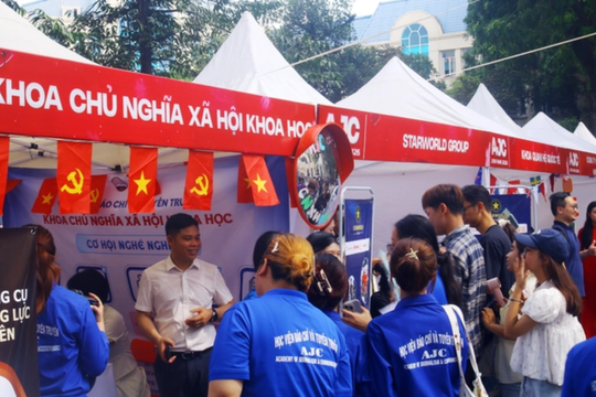 Sinh viên hào hứng với Ngày hội việc làm