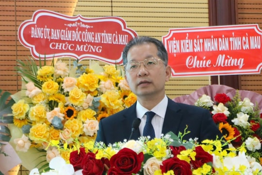 Chánh án TANDTC Nguyễn Văn Quảng trao quyết định bổ nhiệm Chánh án TAND tỉnh Cà Mau