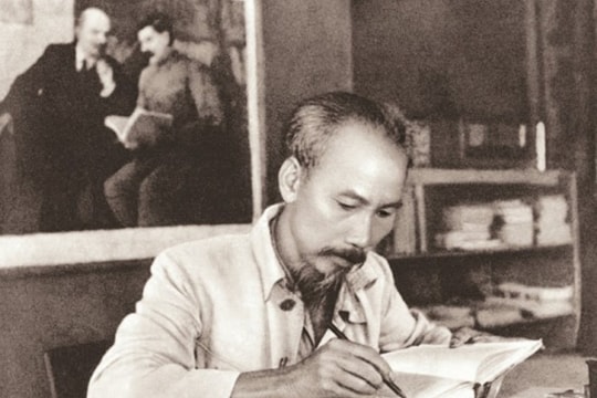 Ánh sáng Hồ Chí Minh soi đường cho chúng ta đi