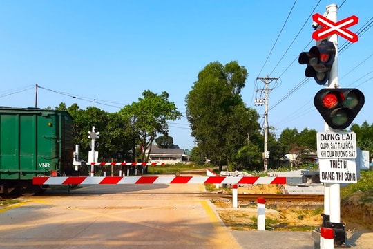 Chú ý tín hiệu đèn tại đường ngang đường sắt để tránh vi phạm