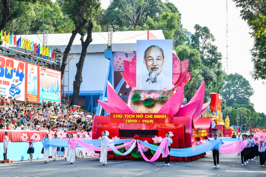 Ánh sáng Hồ Chí Minh soi đường cho chúng ta đi