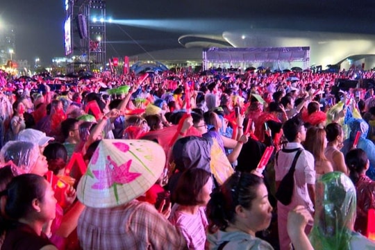 Hàng vạn khán giả đội mưa “cháy” cùng đại nhạc hội “Hòa nhịp thấu cảm”