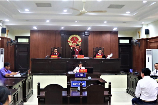 Đang xét xử, bị đơn bỏ về giữa chừng: Có phải hoãn phiên tòa?