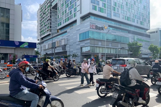 Người dân còn lúng túng với phân làn linh hoạt trên đường Cộng Hòa (TP.HCM)