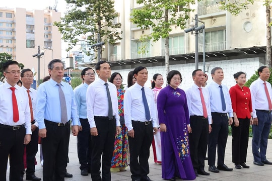 Lãnh đạo TP.HCM dâng hoa tưởng niệm Chủ tịch Hồ Chí Minh