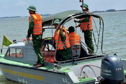 Kịp thời cứu sống 2 ngư dân bị chìm tàu trên biển Nghệ An