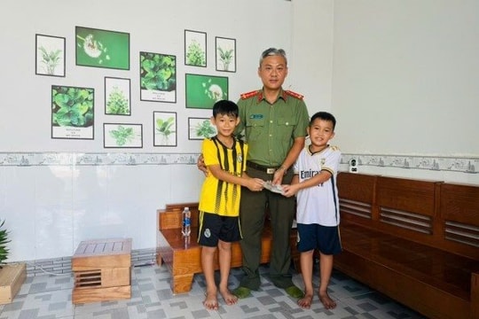Học sinh tiểu học nhặt của rơi, trả lại cho người đánh mất