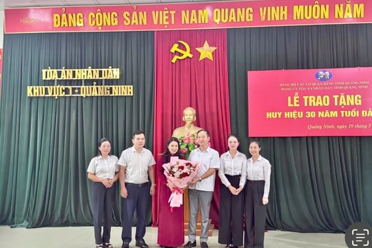 TAND khu vực 1 - Quảng Ninh sinh hoạt chuyên đề và trao Huy hiệu 30 năm tuổi Đảng
