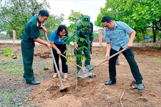 Nhiều xã biên giới ở Gia Lai trồng cây nhớ ơn Bác Hồ