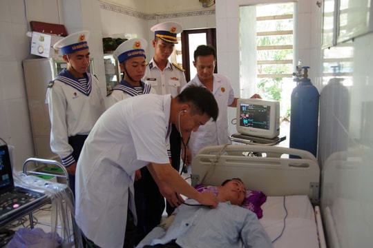 Trung tâm Y tế Trường Sa điều trị cho ngư dân bị bệnh trên biển