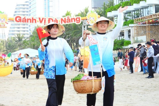 “Gánh vị Đà Nẵng” khuấy động phố biển