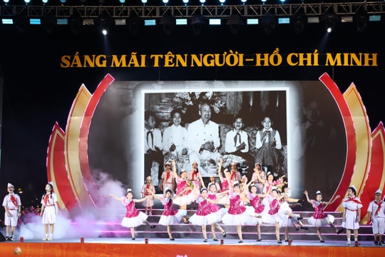 Rực rỡ đêm nghệ thuật “Sáng mãi tên Người - Hồ Chí Minh” kỷ niệm 136 năm Ngày sinh Bác Hồ