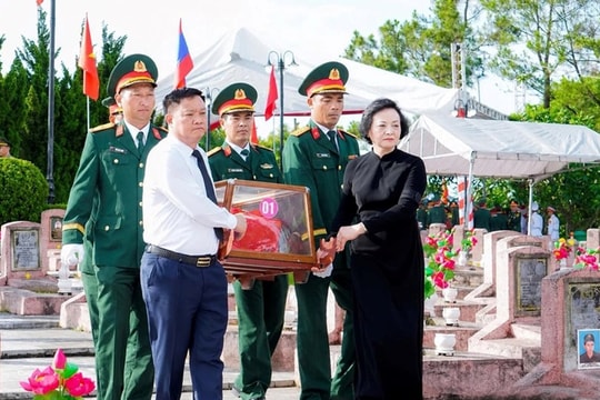 Truy điệu và an táng 80 hài cốt liệt sĩ hy sinh trên đất bạn Lào