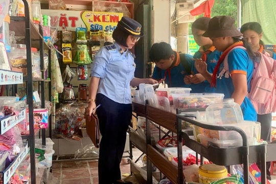 Kiểm tra thực phẩm trước cổng trường tại Thanh Hóa