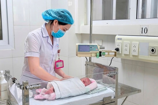 Giành giật sự sống cho bệnh nhi 1 ngày tuổi