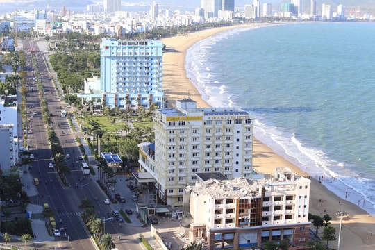 Cận cảnh tháo dỡ khách sạn Bình Dương ven biển Quy Nhơn để làm công viên cộng đồng