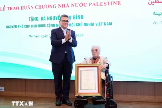 Trao Huân chương Ngôi sao Công trạng tặng nguyên Phó Chủ tịch nước Nguyễn Thị Bình