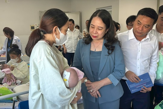Phó Chủ tịch nước Võ Thị Ánh Xuân thăm, tặng quà bệnh nhi TP.HCM