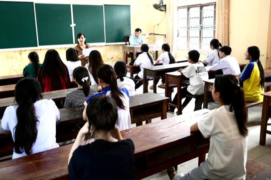 Thí sinh Ninh Bình làm thủ tục dự thi vào lớp 10
