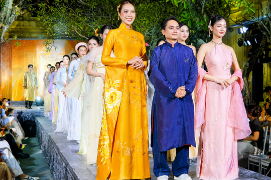 Miền áo dài giữa khu vườn ký ức